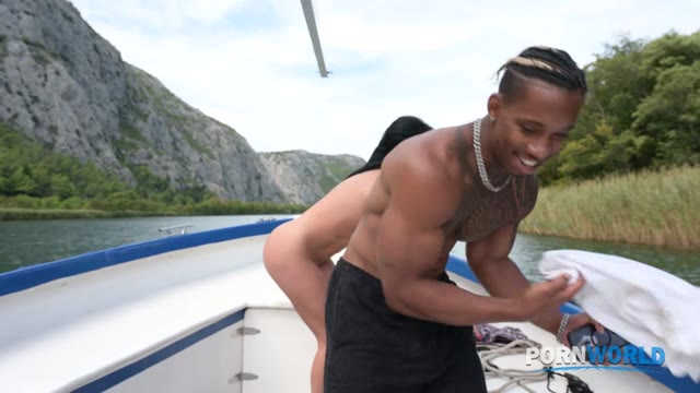 Brune plantureuse s'amuse avec deux hommes au bord de la piscine