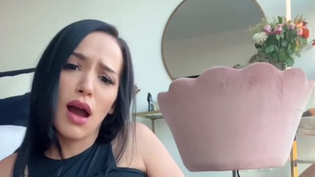 Chrissyknox - Gros cul : elle se caresse devant la caméra